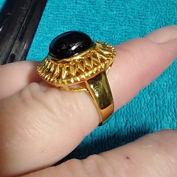 Elegant Goldtone and Black Ring - Picture 5 of 6